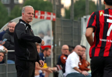 Dennis Dekkers ontvangt zijn oude club