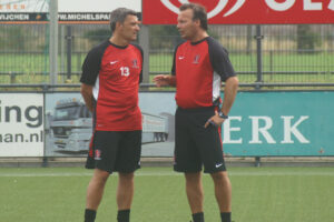John Laponder (links) in gesprek met Dennis Dekkers. (Foto: Thijs Meeuwsen)
