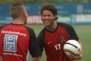 René Geerts (rechts) dolt met Jesse Dibbets. (Foto: Thijs Meeuwsen)