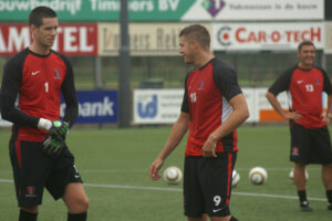 Bart Tinus (links) en Wesley Meeuwsen (midden) terug op het oude nest. (Foto: Thijs Meeuwsen)
